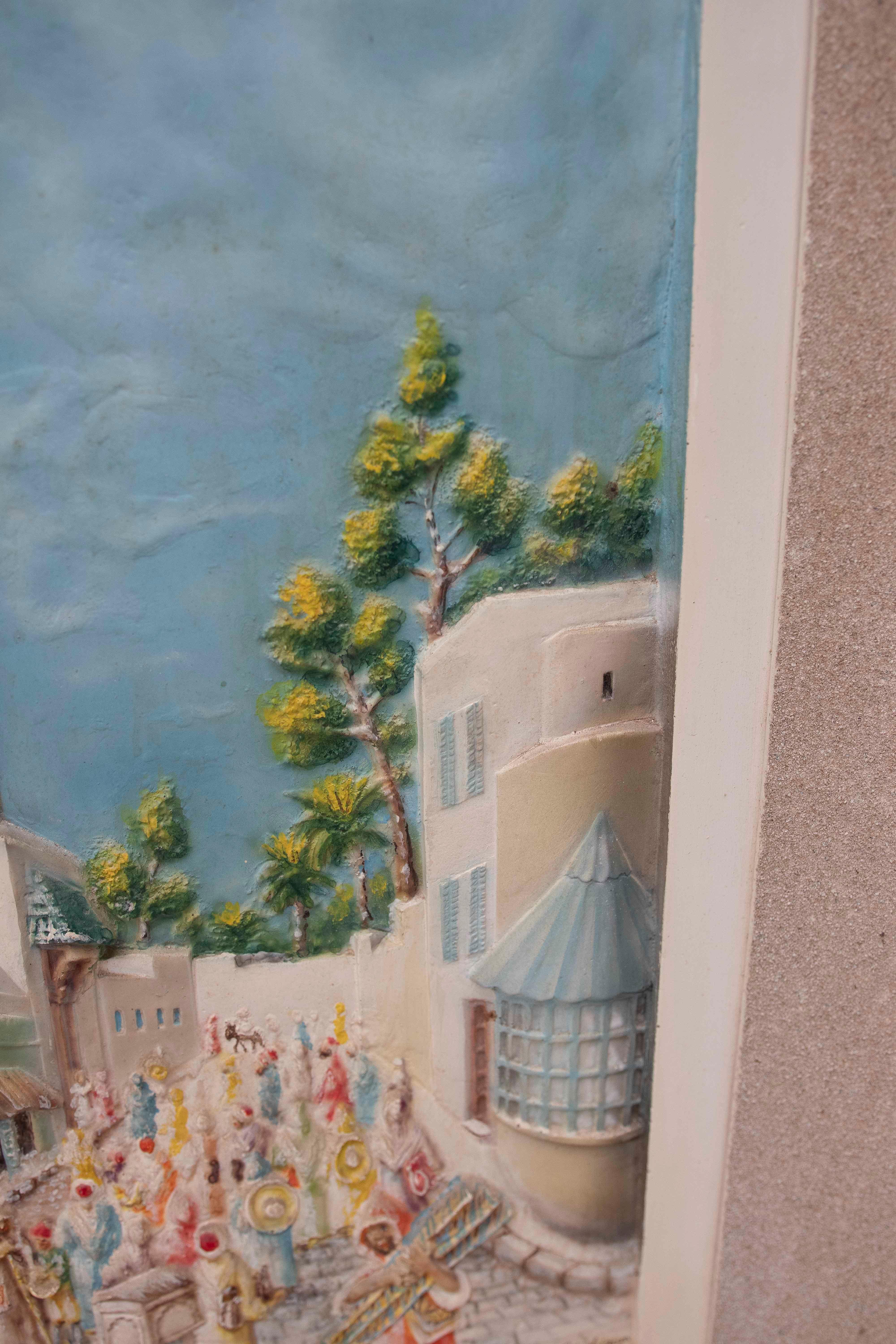 Estuco pintado de una vista urbana con un minarete y un mercado en un entorno oriental mediados del siglo XX en venta