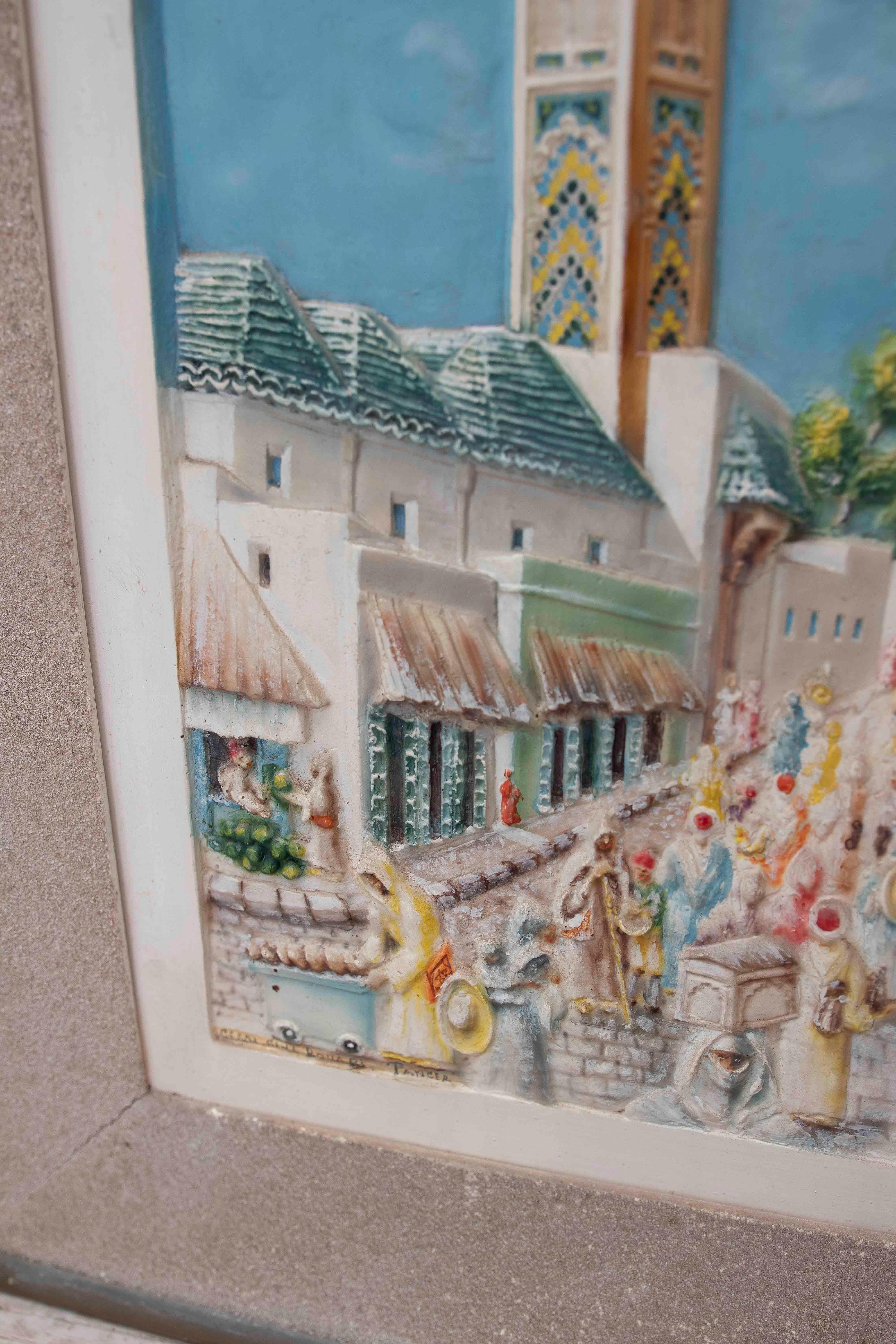 Estuco pintado de una vista urbana con un minarete y un mercado en un entorno oriental en venta 1