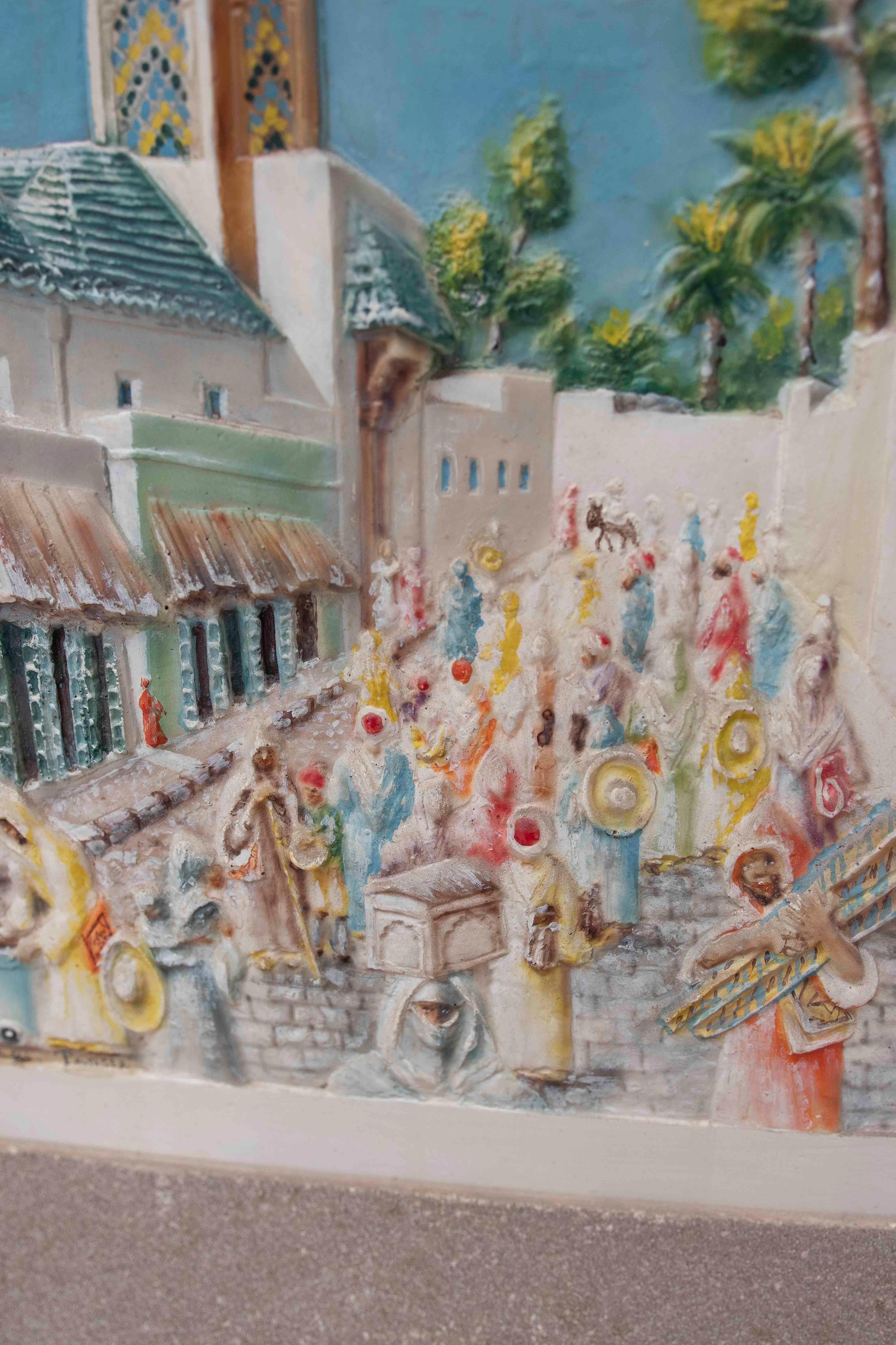 Estuco pintado de una vista urbana con un minarete y un mercado en un entorno oriental en venta 2
