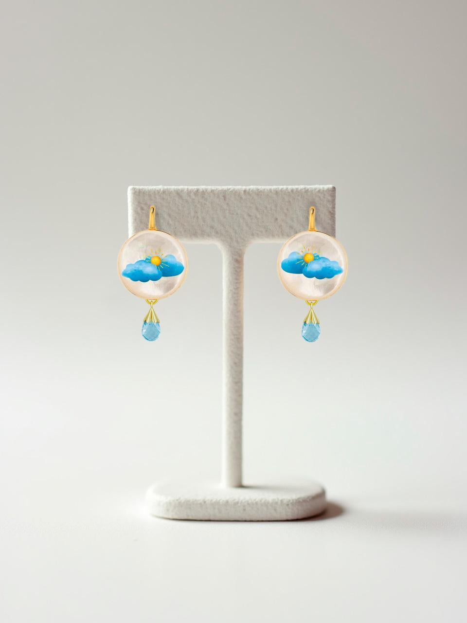 Moderno Orecchini di madreperla con sole e nuvole dipinte - Gioielli unici a tema cielo in vendita