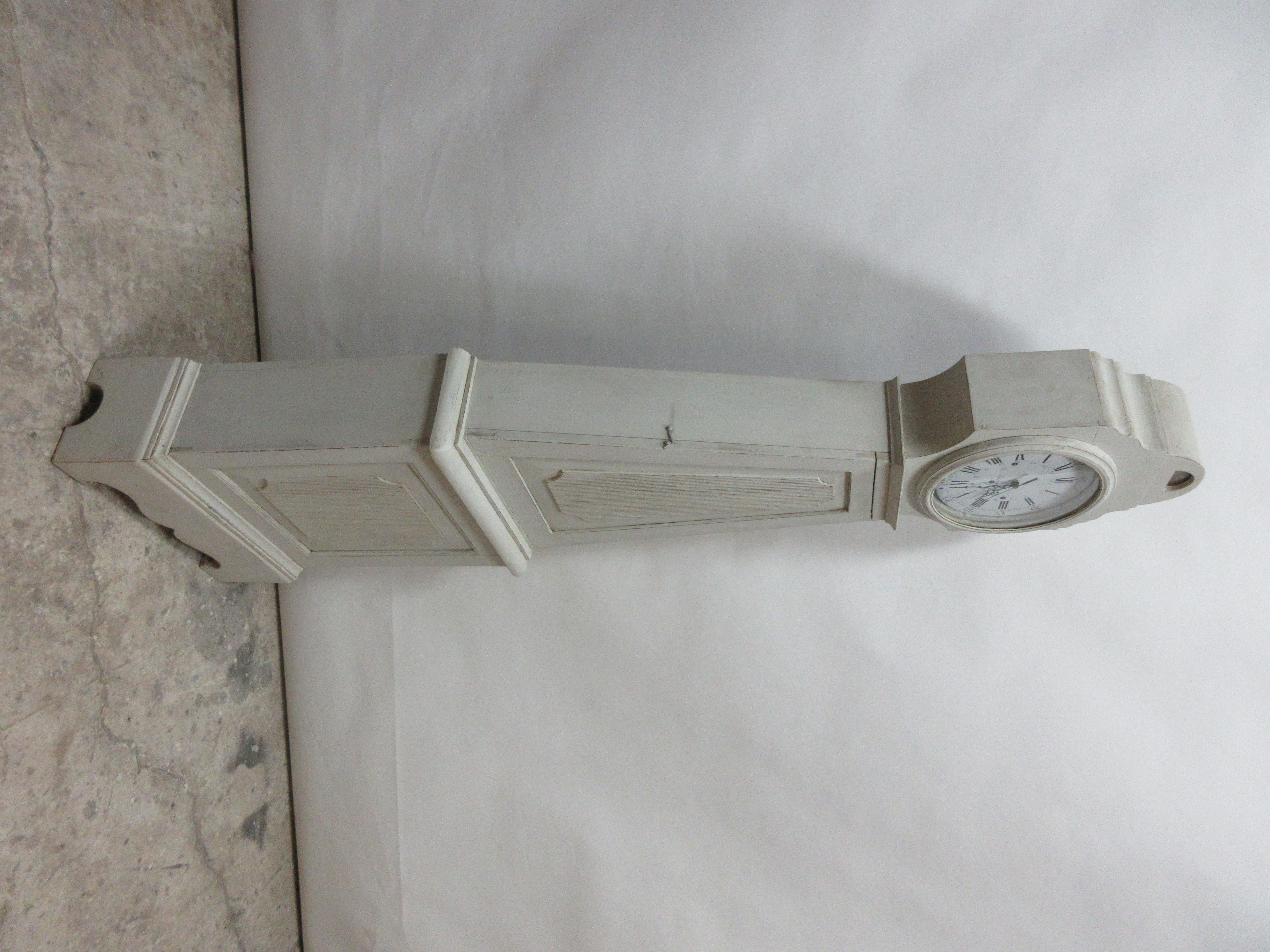 This is a painted Swedish Gustavian Mora clock. I have installed new battery works. The original works are offered with this clock but they do not work.