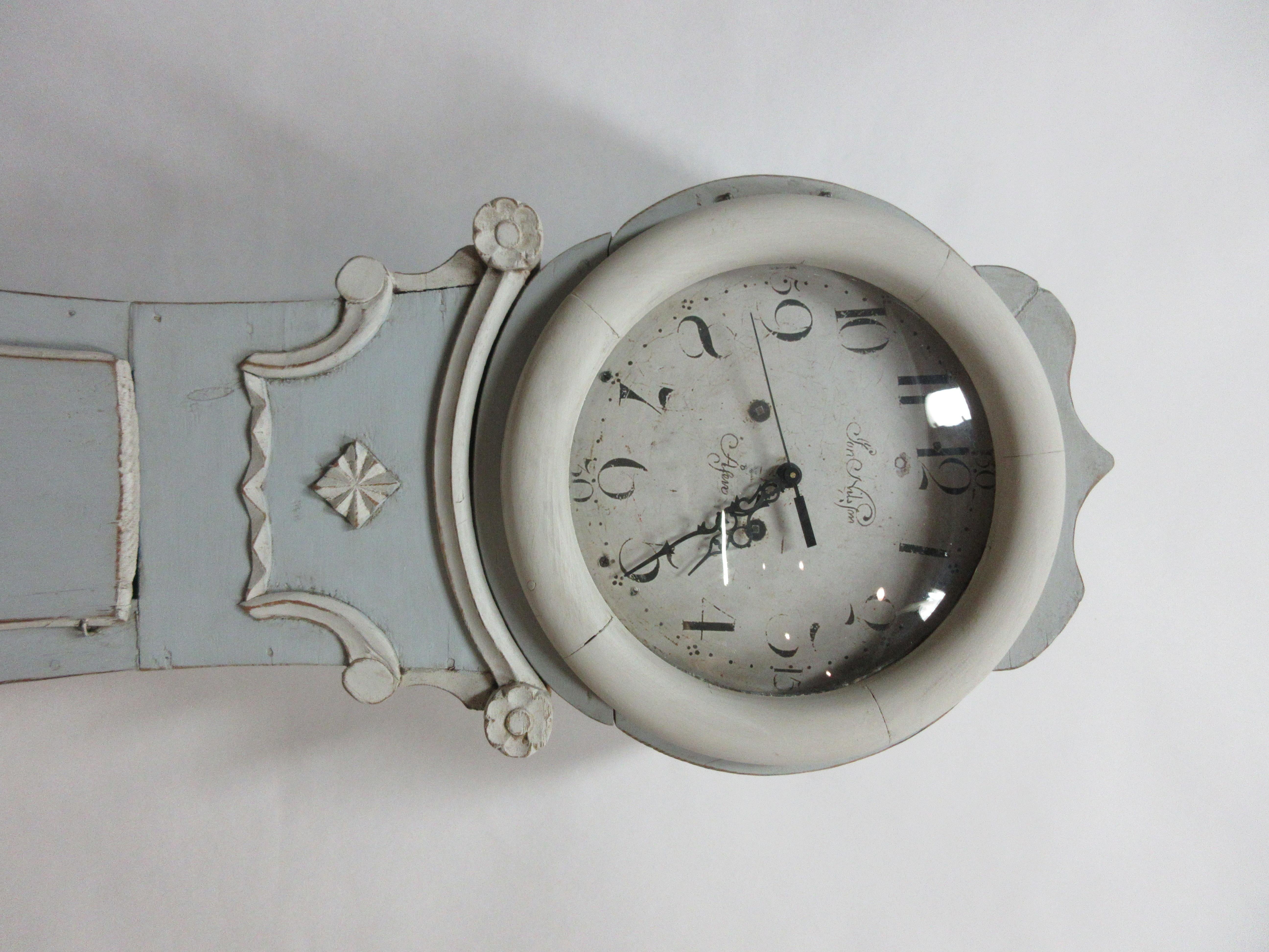 Il s'agit d'une horloge mora suédoise peinte. J'ai installé des piles neuves. Les piles d'origine sont offertes avec cette horloge mais elles ne fonctionnent pas.