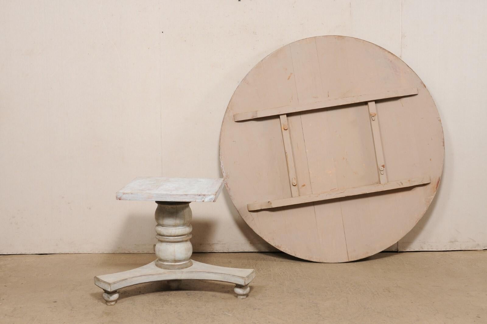 Table de salle à manger à piédestal de forme ronde en teck peint, diamètre de 5,5 pieds en vente 5
