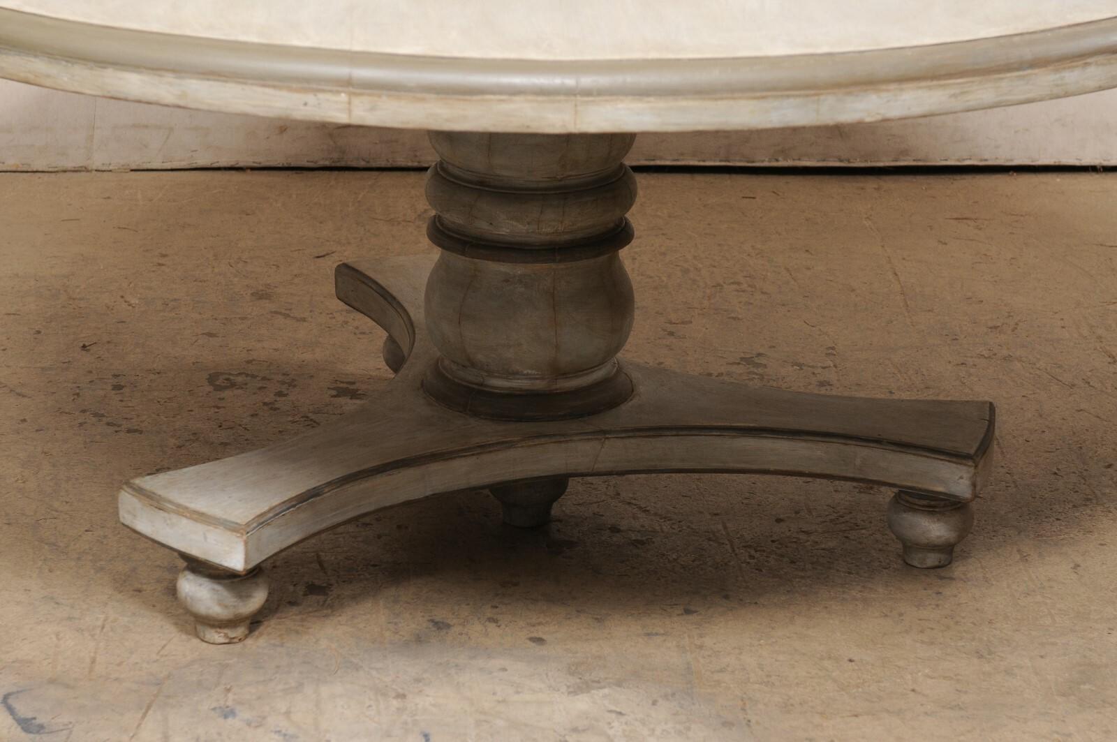 Indien Table de salle à manger à piédestal de forme ronde en teck peint, diamètre de 5,5 pieds en vente