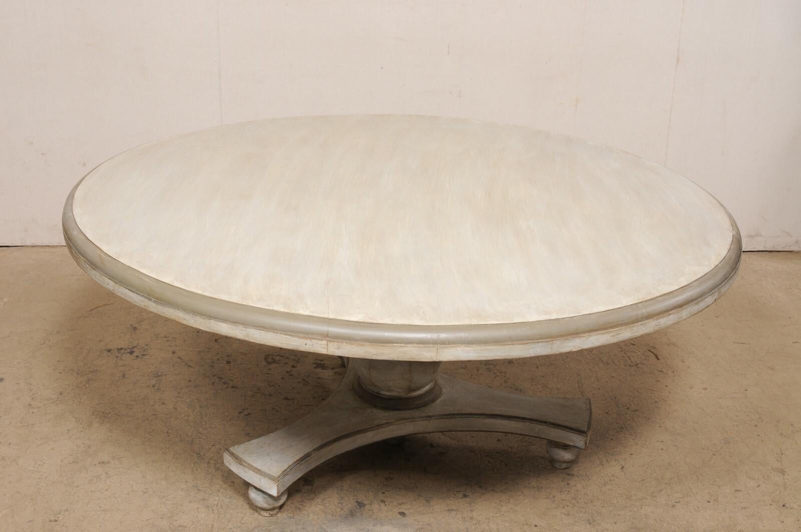 Table de salle à manger à piédestal de forme ronde en teck peint, diamètre de 5,5 pieds Bon état - En vente à Atlanta, GA