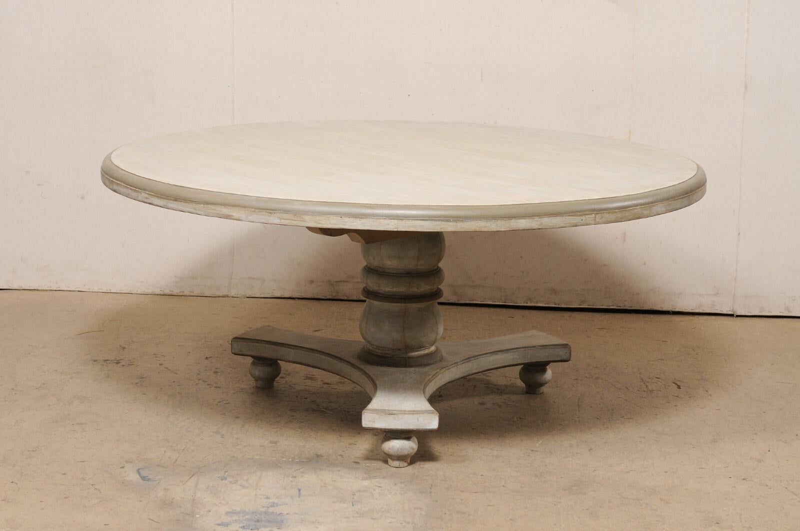 20ième siècle Table de salle à manger à piédestal de forme ronde en teck peint, diamètre de 5,5 pieds en vente