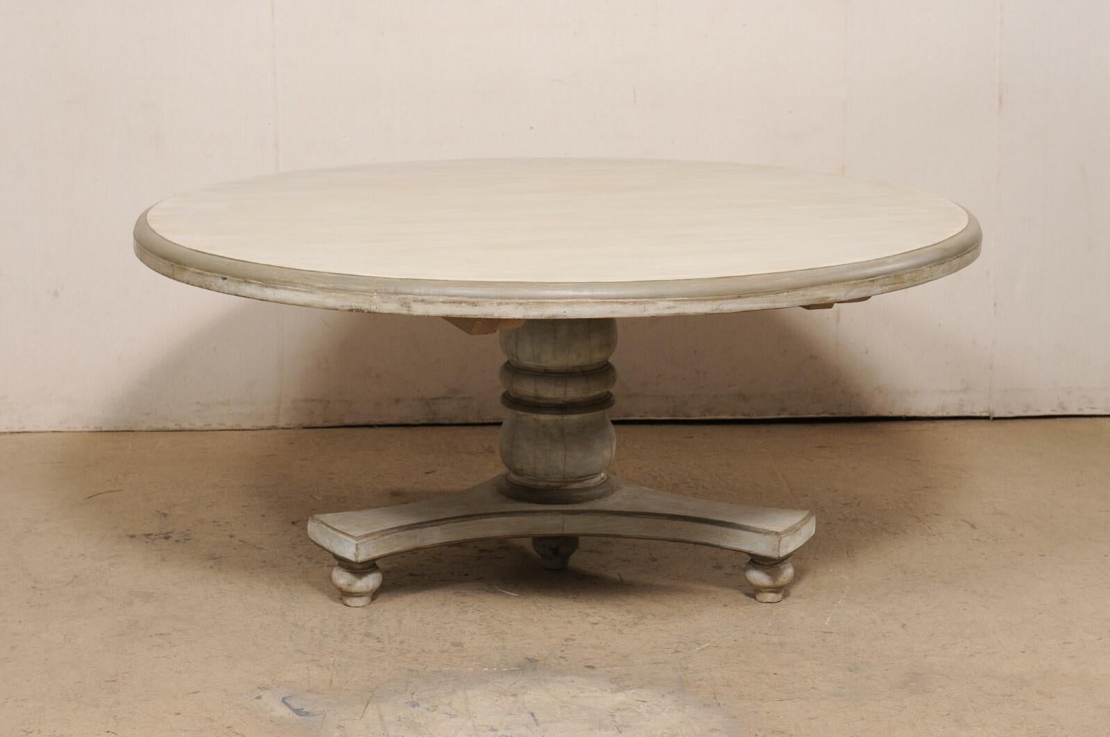 Teck Table de salle à manger à piédestal de forme ronde en teck peint, diamètre de 5,5 pieds en vente