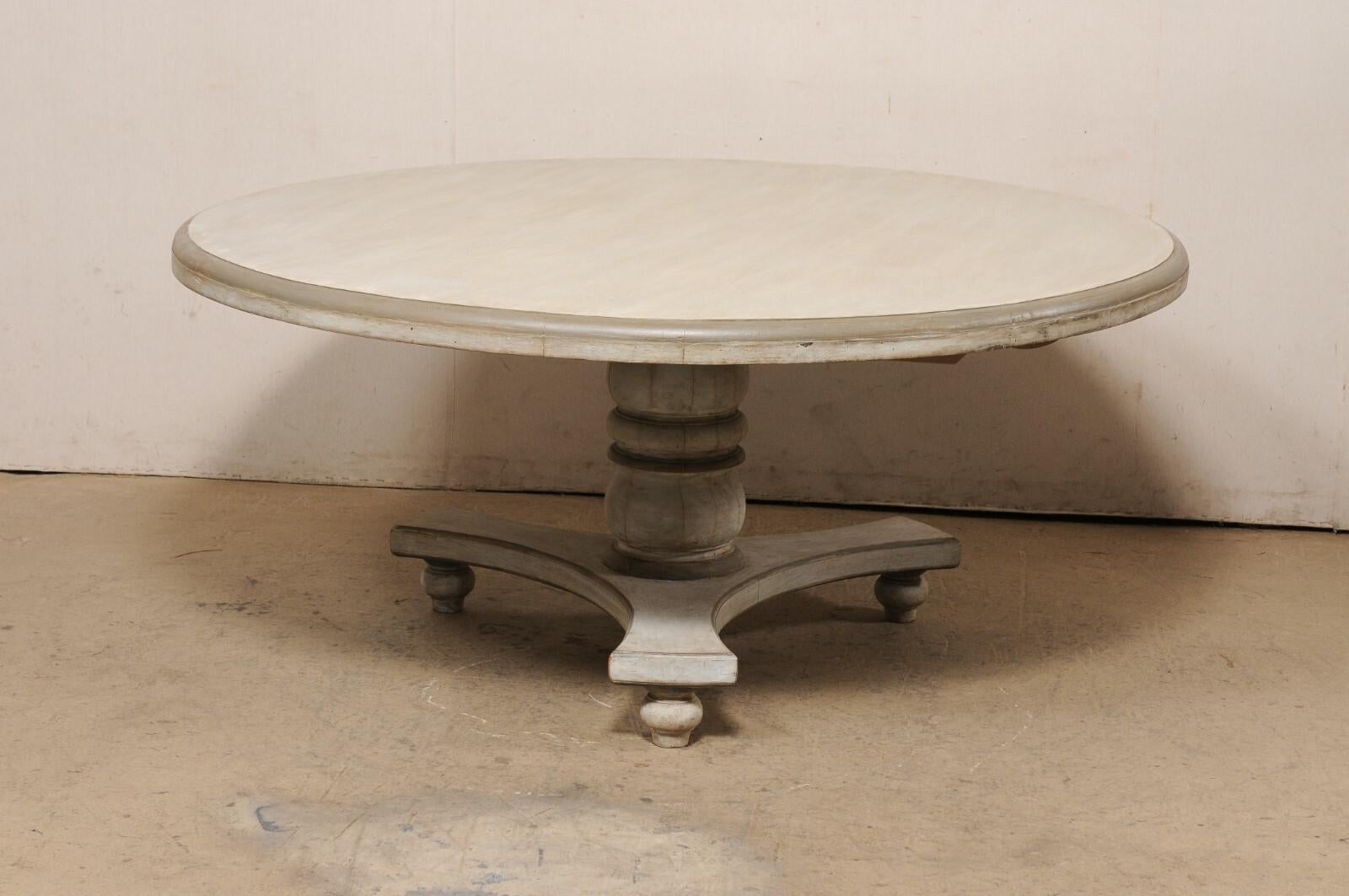 Table de salle à manger à piédestal de forme ronde en teck peint, diamètre de 5,5 pieds en vente 1
