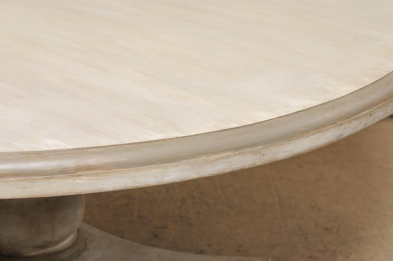 Table de salle à manger à piédestal de forme ronde en teck peint, diamètre de 5,5 pieds en vente 3