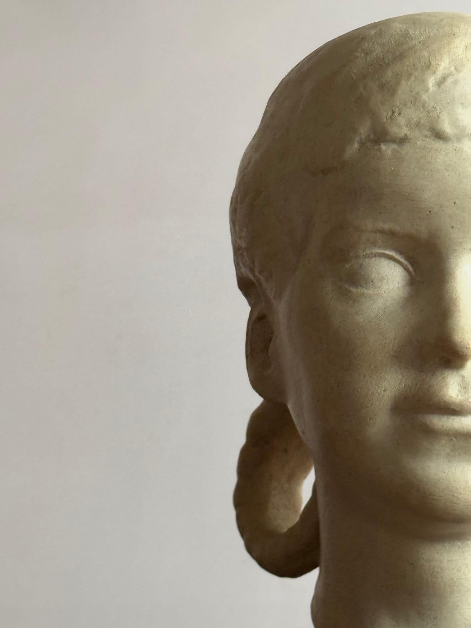 Milieu du XXe siècle Buste de fille en terre cuite peinte en vente