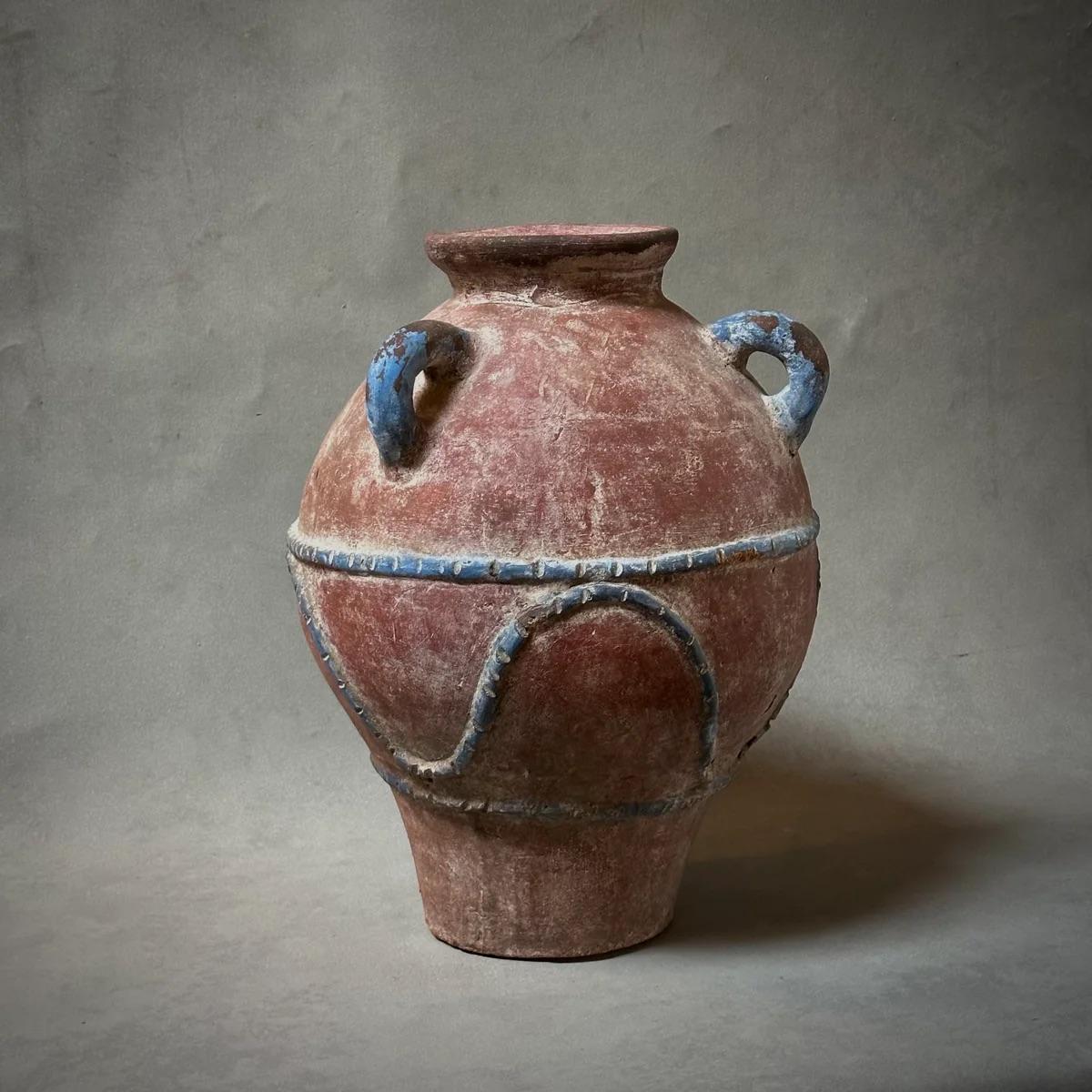 Messicano Vaso in terracotta dipinto con sfumature di rosso e blu in vendita