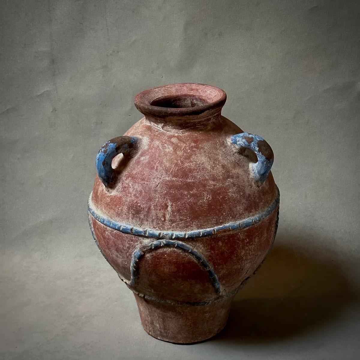 Fatto a mano Vaso in terracotta dipinto con sfumature di rosso e blu in vendita