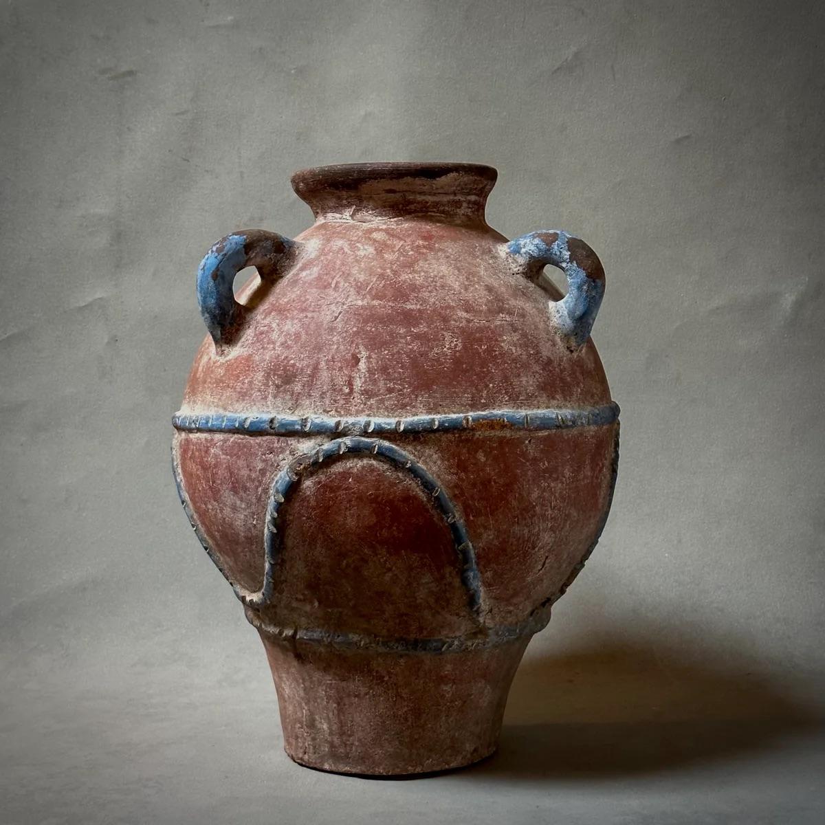 Vaso in terracotta dipinto con sfumature di rosso e blu In condizioni buone in vendita a Los Angeles, CA