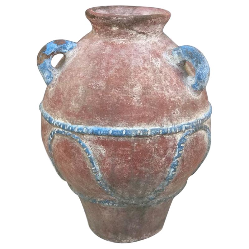 Pot en terre cuite peint avec des nuances de rouge et de bleu en vente