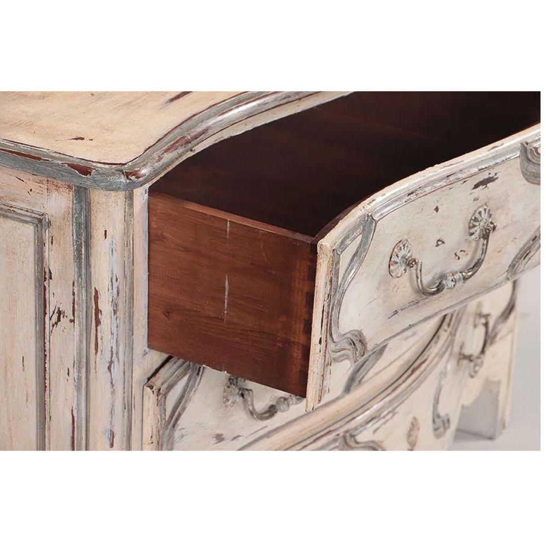 Commode peinte à trois tiroirs A.I.C. C. 1940 de style Régence Bon état - En vente à Locust Valley, NY