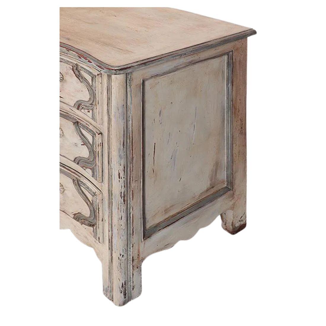 20ième siècle Commode peinte à trois tiroirs A.I.C. C. 1940 de style Régence en vente
