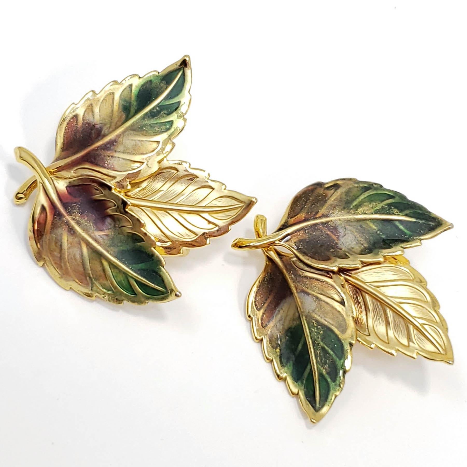 A pair of vintage floral-themed earrings. Three delicate leaves, painted in green and brown on a goldtone metal setting. A classic style to accentuate your natural beauty!

Excellent condition. Circa mid 1900s.