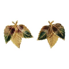 Orecchini a clip a tre foglie dipinte in oro, verde e marrone. Vintage, metà del 1900
