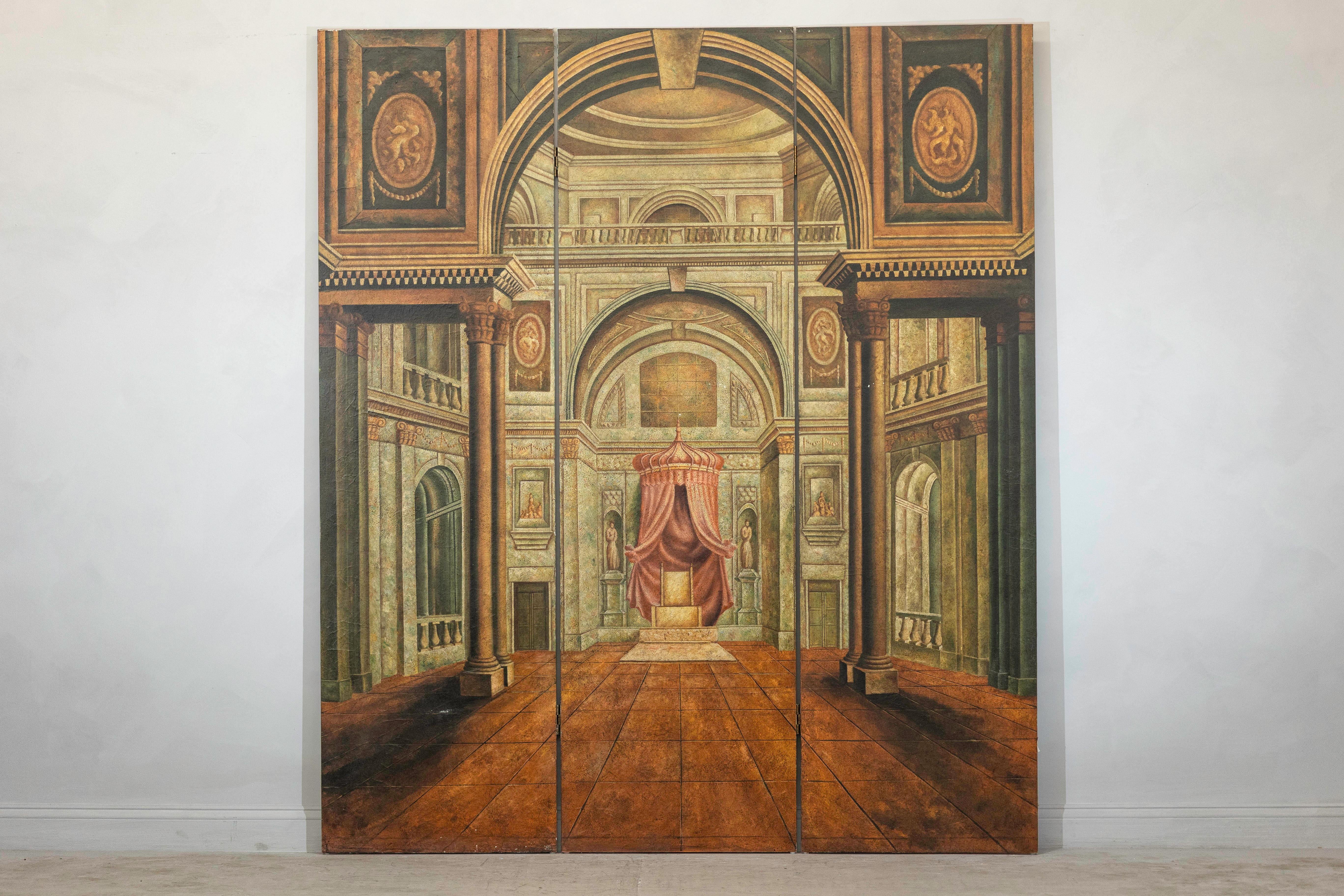 Questo schermo d'epoca a tre pannelli presenta un'interpretazione straordinariamente teatrale di un interno di palazzo, meticolosamente dipinto in trompe-l'œil per evocare la profondità e l'opulenza architettonica. Il punto focale centrale è un