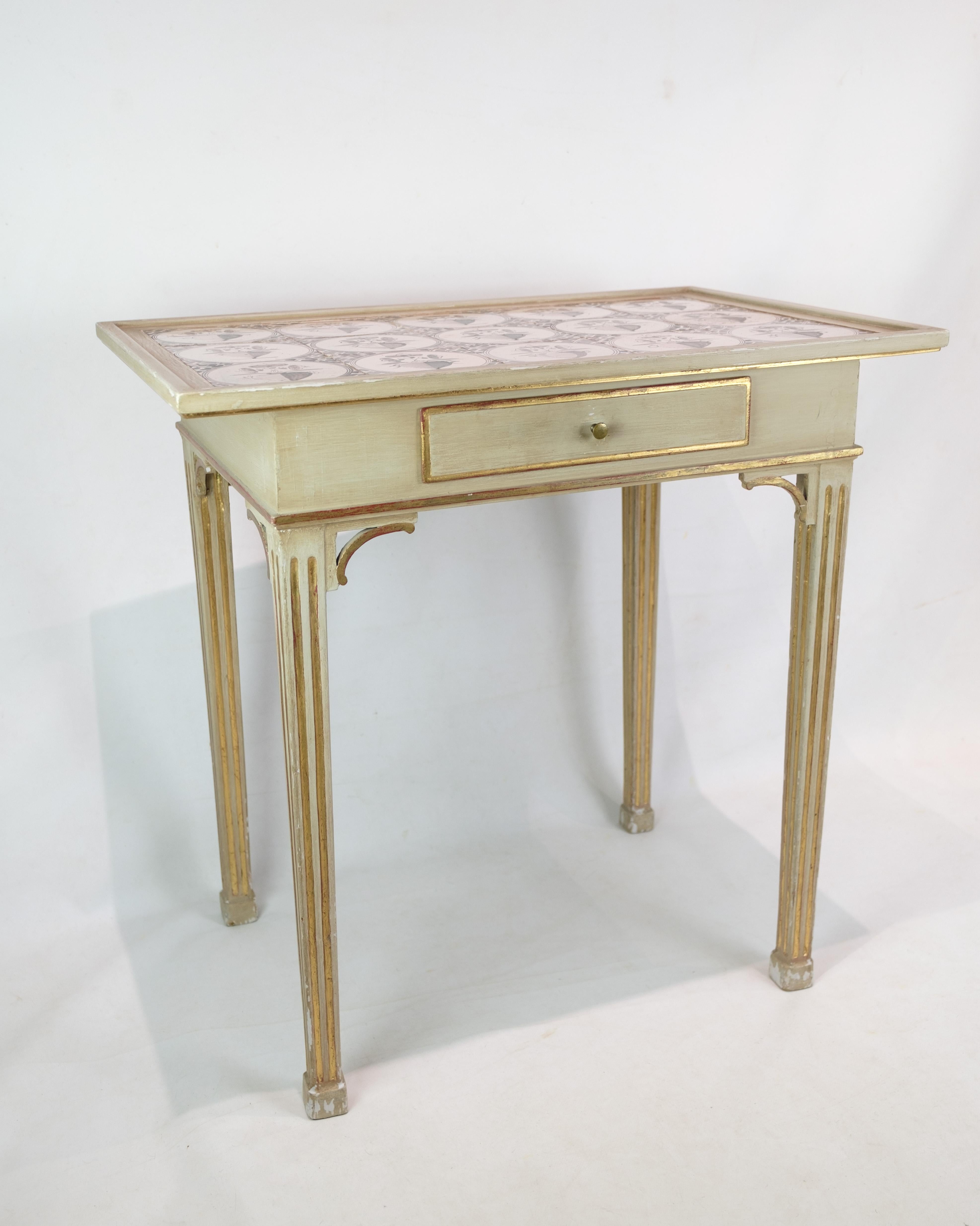 Dieser Tisch aus bemalten Kacheln repräsentiert ein bedeutendes Erbe handwerklicher Eleganz und historischer Raffinesse. Dieser Tisch im unverwechselbaren Gustavianischen und Louis-XVI-Stil ist ein zeitloses Kunstwerk aus dem 19. Jahrhundert.

Der