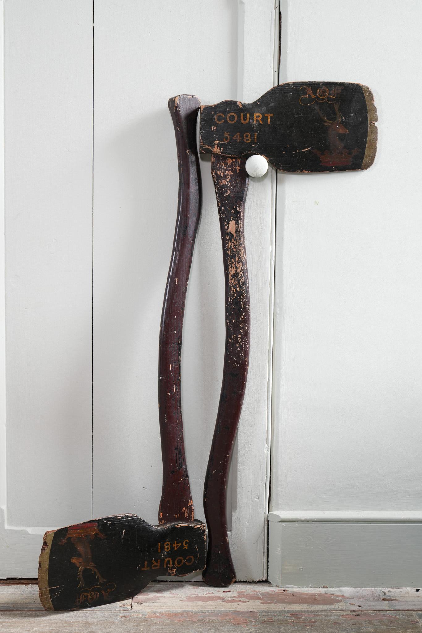 Paire de haches à bois peintes de l'Ancien ordre maçonnique des forestiers.

Les têtes de hache décorées d'un cerf avec coronet, lettrées et numérotées 5481 avec prospérité de la Cour.