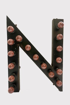 Bemalter Zinnbuchstabe A mit Glühbirnen, Vereinigte Staaten von Amerika 1930.