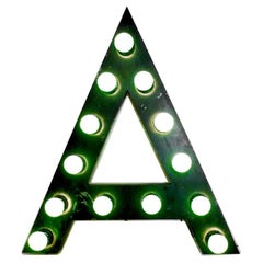 Bemalter Zinnbuchstabe A mit Glühbirnen, Vereinigte Staaten von Amerika 1930.