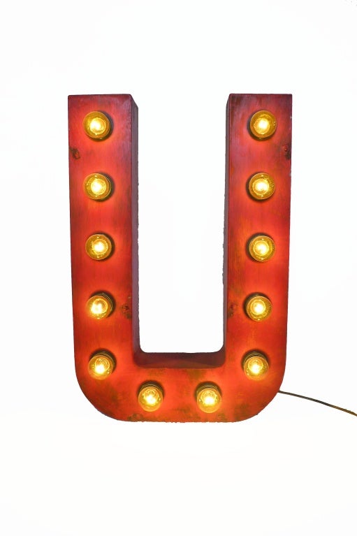 Lettre en étain peint du signe lumineux (U) de couleur rouge, rebranché avec des ampoules, USA, circa 1930. La lettre U a été recâblée pour les États-Unis.