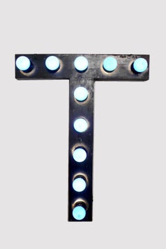 Bemalter Zinnbuchstabe T mit Glühbirnen, Vereinigte Staaten von Amerika 1930.