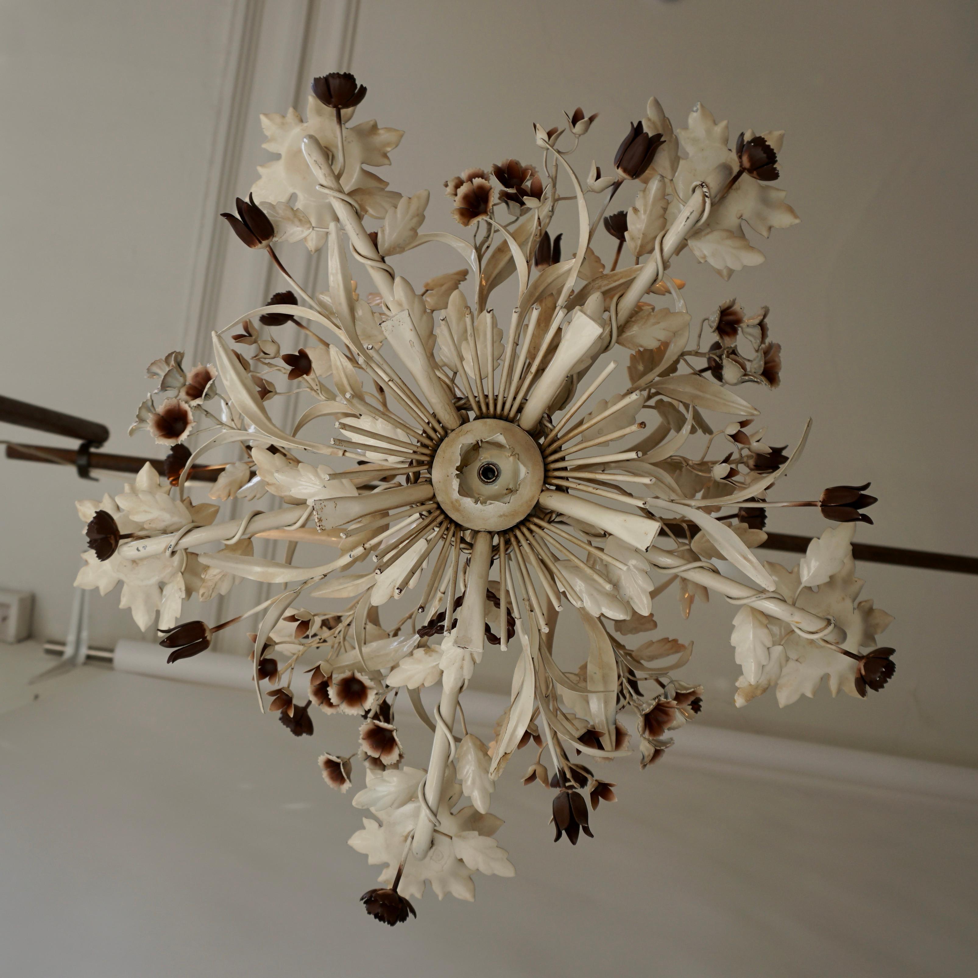 Painted Tole Flower Chandelier, Italy, circa 1950s In Good Condition For Sale In Antwerp, BE