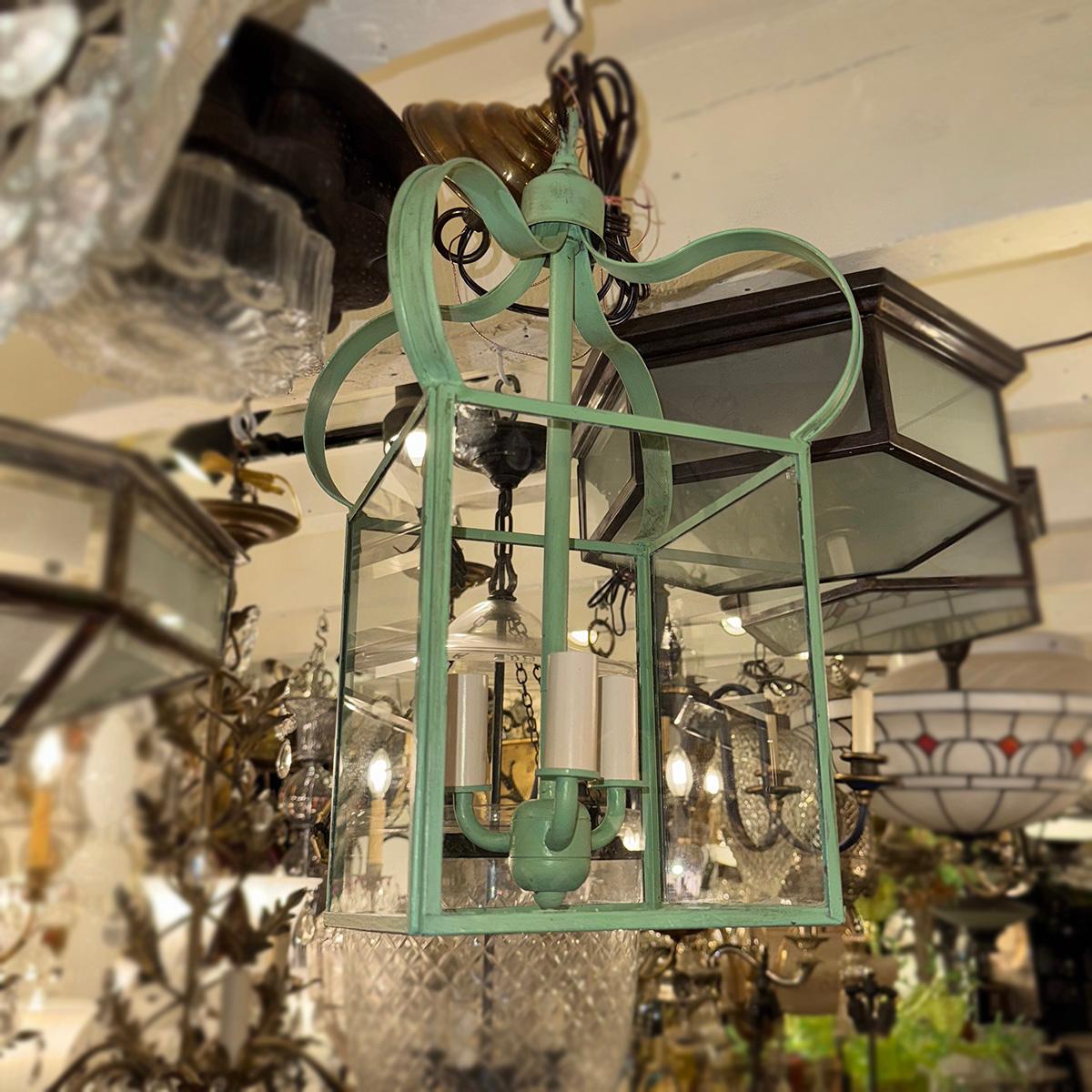 Un set di 6 lanterne a tole dipinte d'epoca italiane con 3 luci interne a candelabro.

Misure:
Caduta: 21