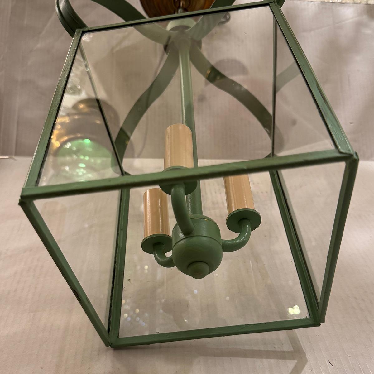 Set di lanterne in legno dipinte vintage In condizioni buone in vendita a New York, NY