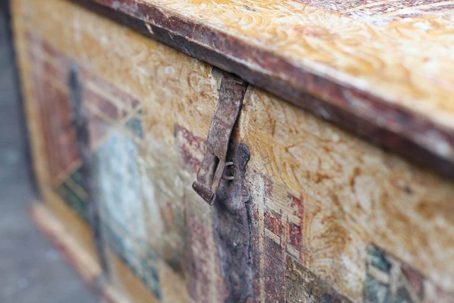 Baule dipinto proveniente dalla Svezia, fine del XIX secolo in vendita 4