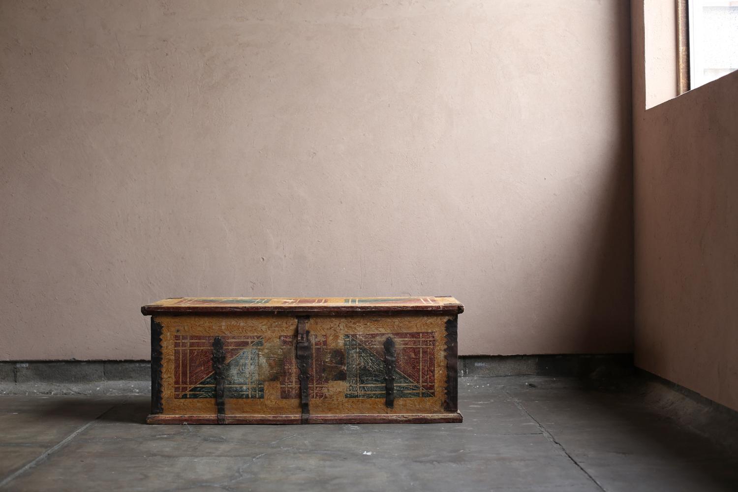 Gustaviano Baule dipinto proveniente dalla Svezia, fine del XIX secolo in vendita