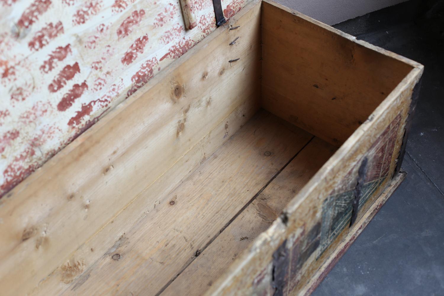 Legno Baule dipinto proveniente dalla Svezia, fine del XIX secolo in vendita