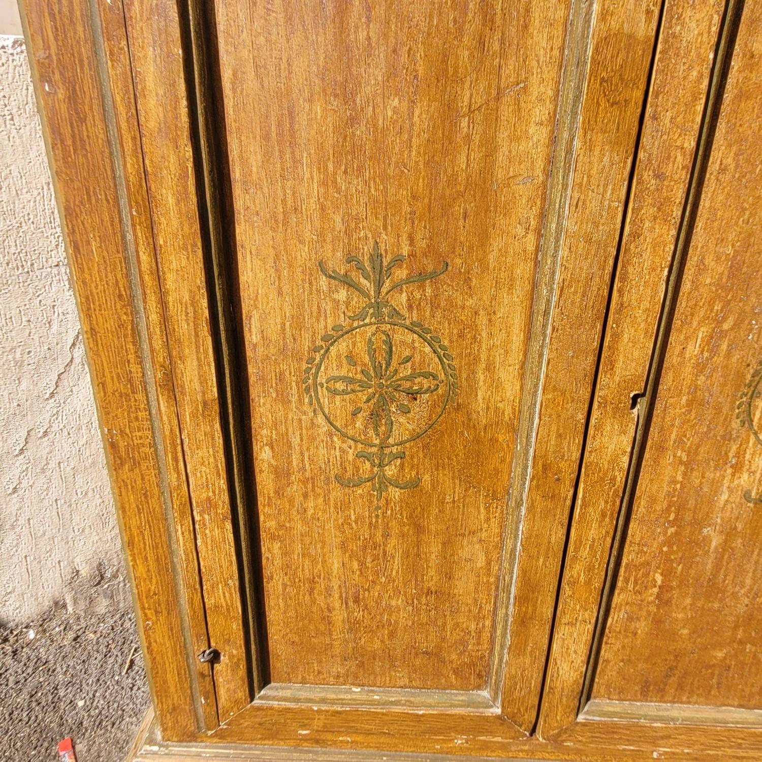 Grand buffet à deux portes de style XVIIe siècle, en bois peint dans des tons jaune/ocre avec un motif de feuillage stylisé souligné de vert sur les portes et les côtés.  

 Œuvre italienne du XIXe siècle, réalisée à partir d'éléments plus anciens ;