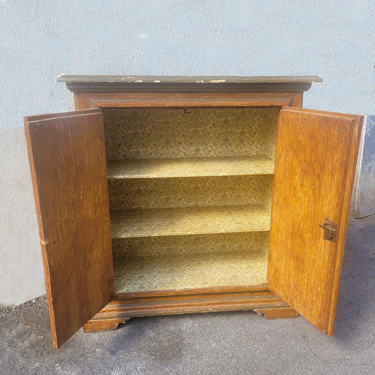 italien Buffet à deux portes peint, Italie, XIXe siècle en vente