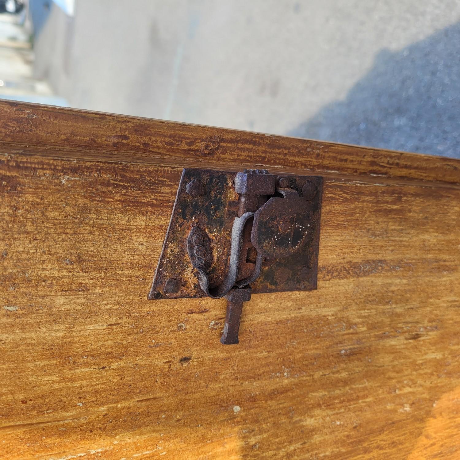 Buffet à deux portes peint, Italie, XIXe siècle Bon état - En vente à MARSEILLE, FR