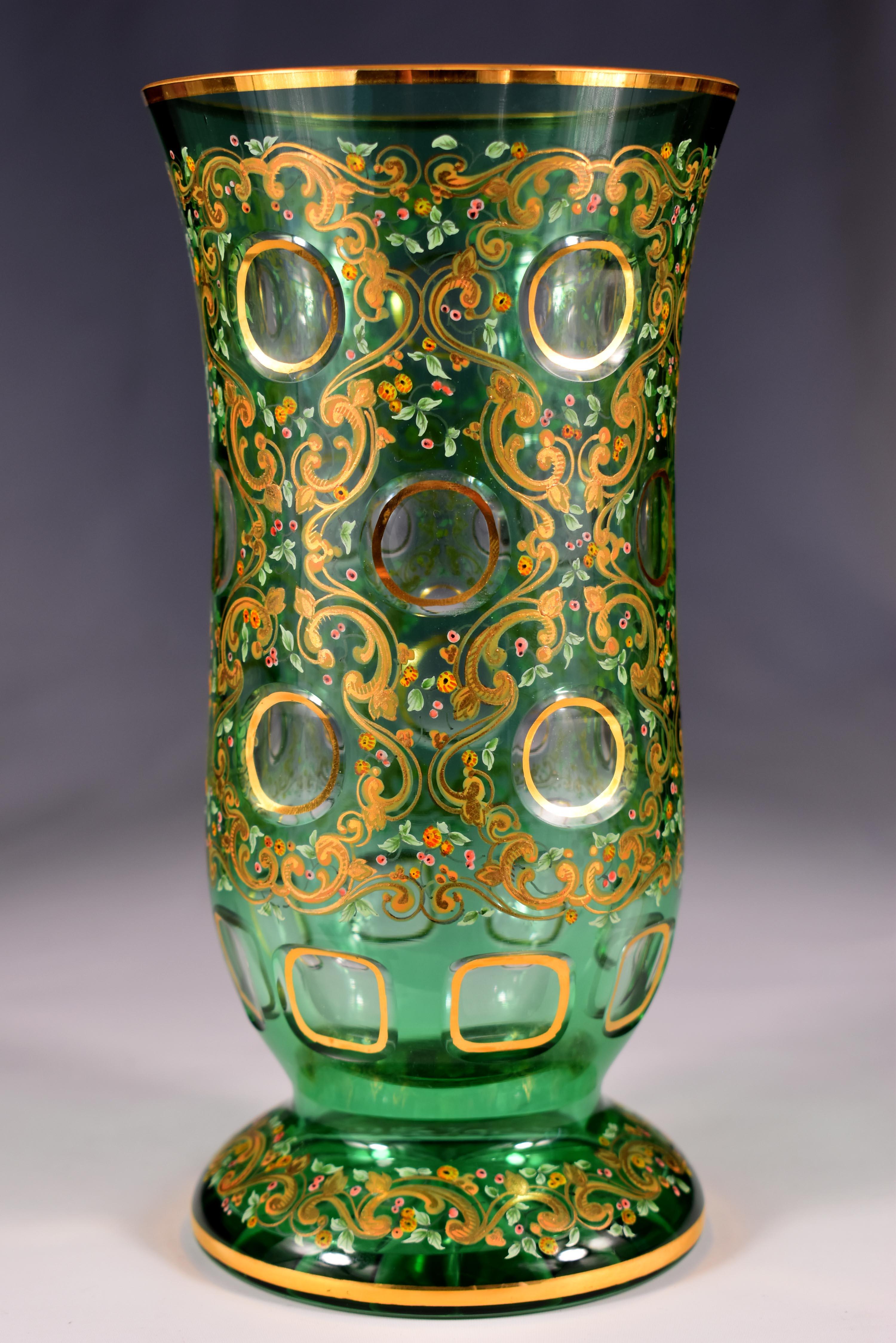 Vaso in vetro trasparente sovrapposto a vetro verde, Il vaso è tagliato e completato con un dipinto nello stile del XIX secolo, è fatto al 100% a mano secondo l'antica tecnica. Il tutto completato con la doratura. Questo è l'incredibile lavoro dei