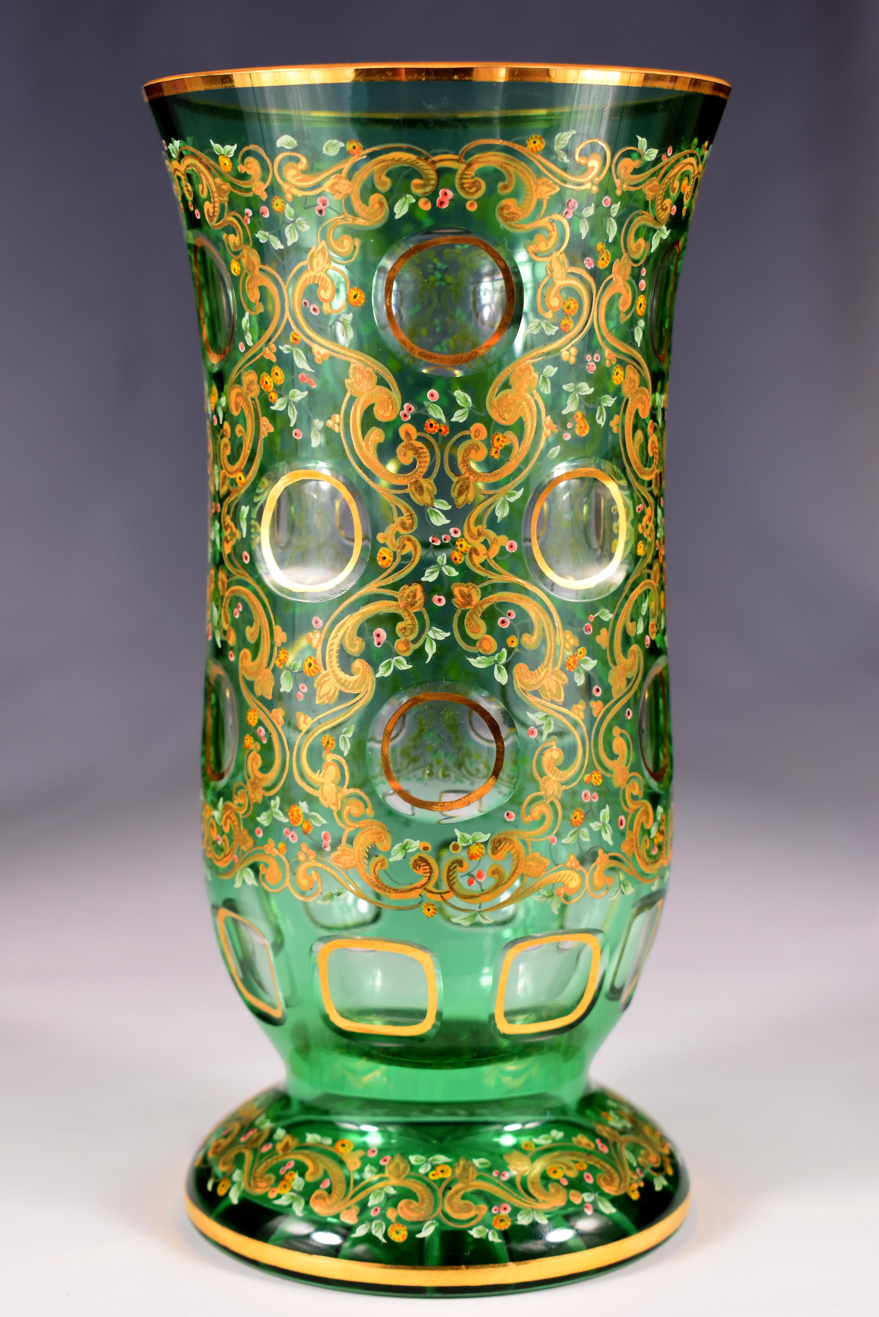 Fatto a mano Vaso dipinto - Sovrapposizione di vetro verde - Vetro boemo del XX secolo in vendita