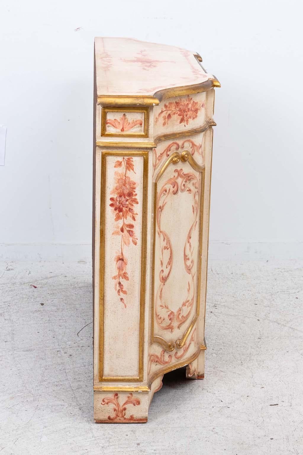Painted Venetian Florentine Style Credenza In Good Condition For Sale In New York, NY