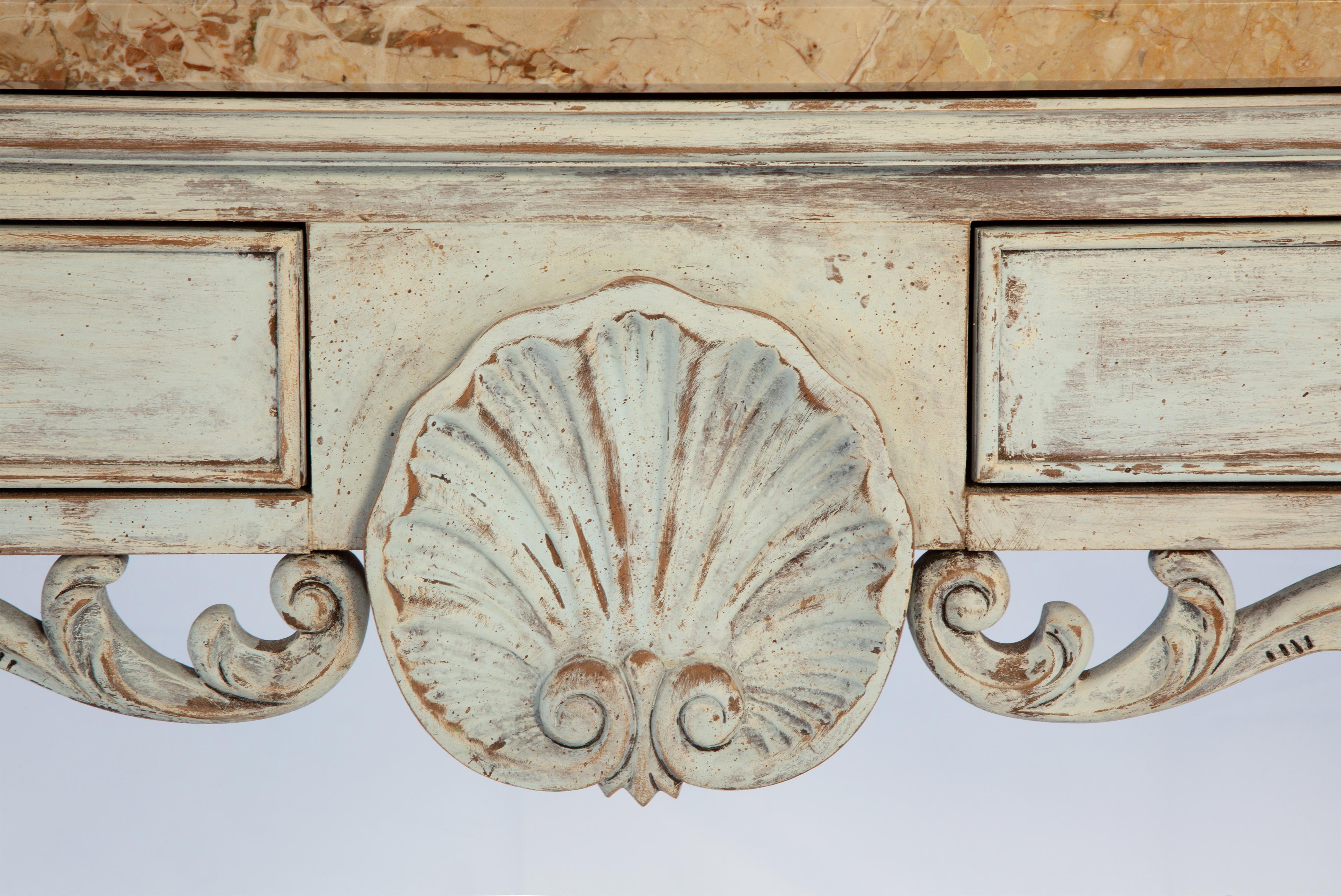 Sculpté Table console vintage peinte avec plateau en marbre par Century en vente