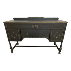 Credenza dipinta in stile William & Mary