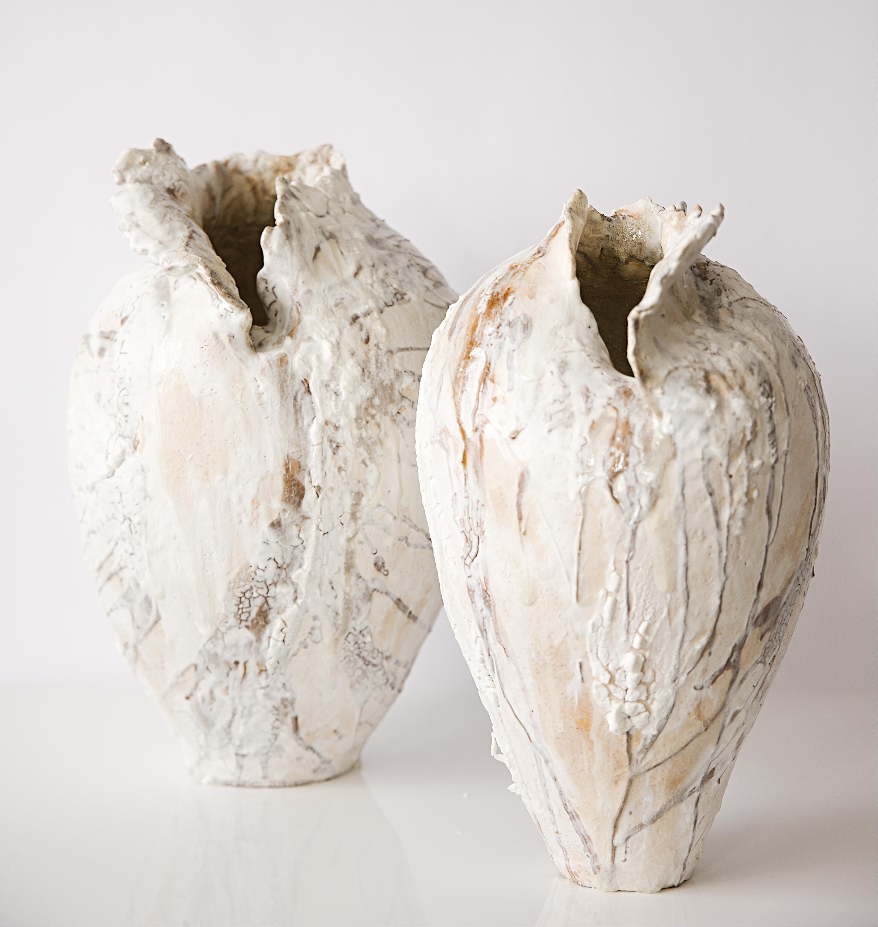 Bemalte Flügel Vase-Mond I im Angebot 4