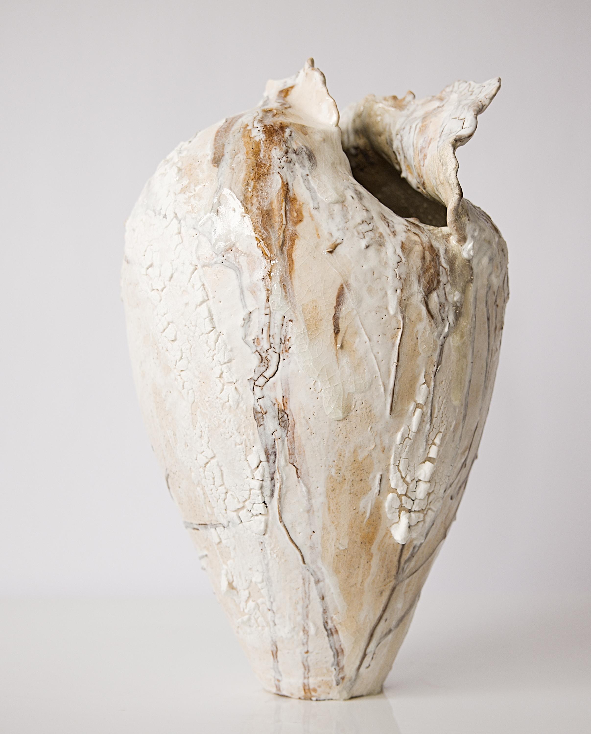 Organico moderno Vaso ad ali dipinte - Luna I in vendita
