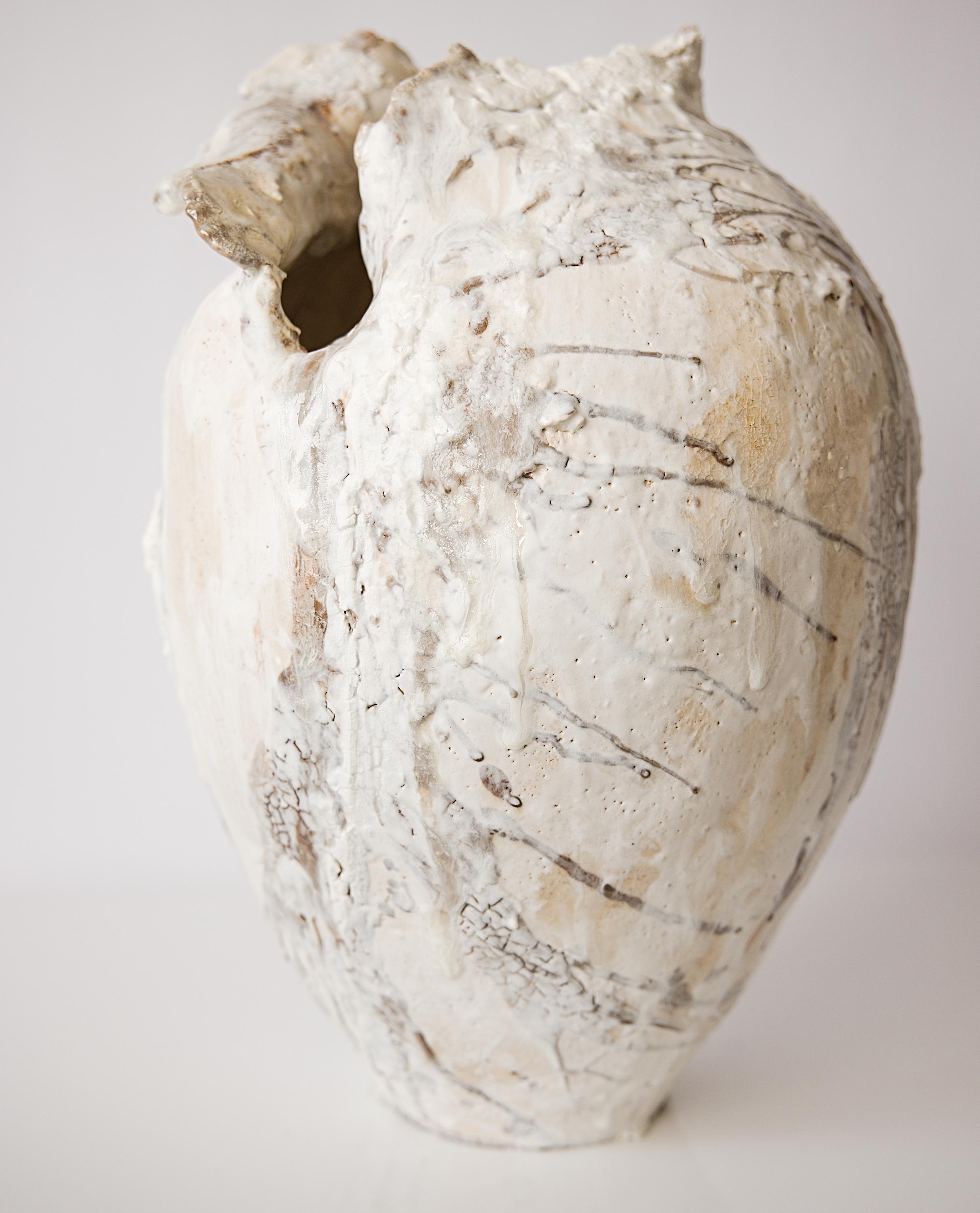 Bemalte Flügel Vase-Mond I im Zustand „Neu“ im Angebot in Van Nuys, CA