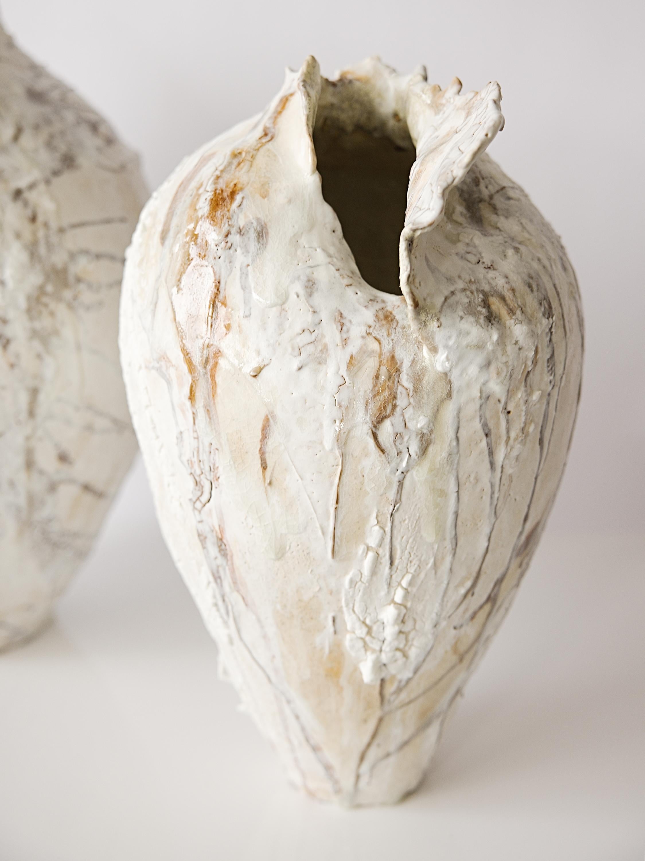 Entdecken Sie die Painted 25 Serie - Vessel V, in der die Erforschung von handgedruckten Oxiden und individuellen Glasuren 