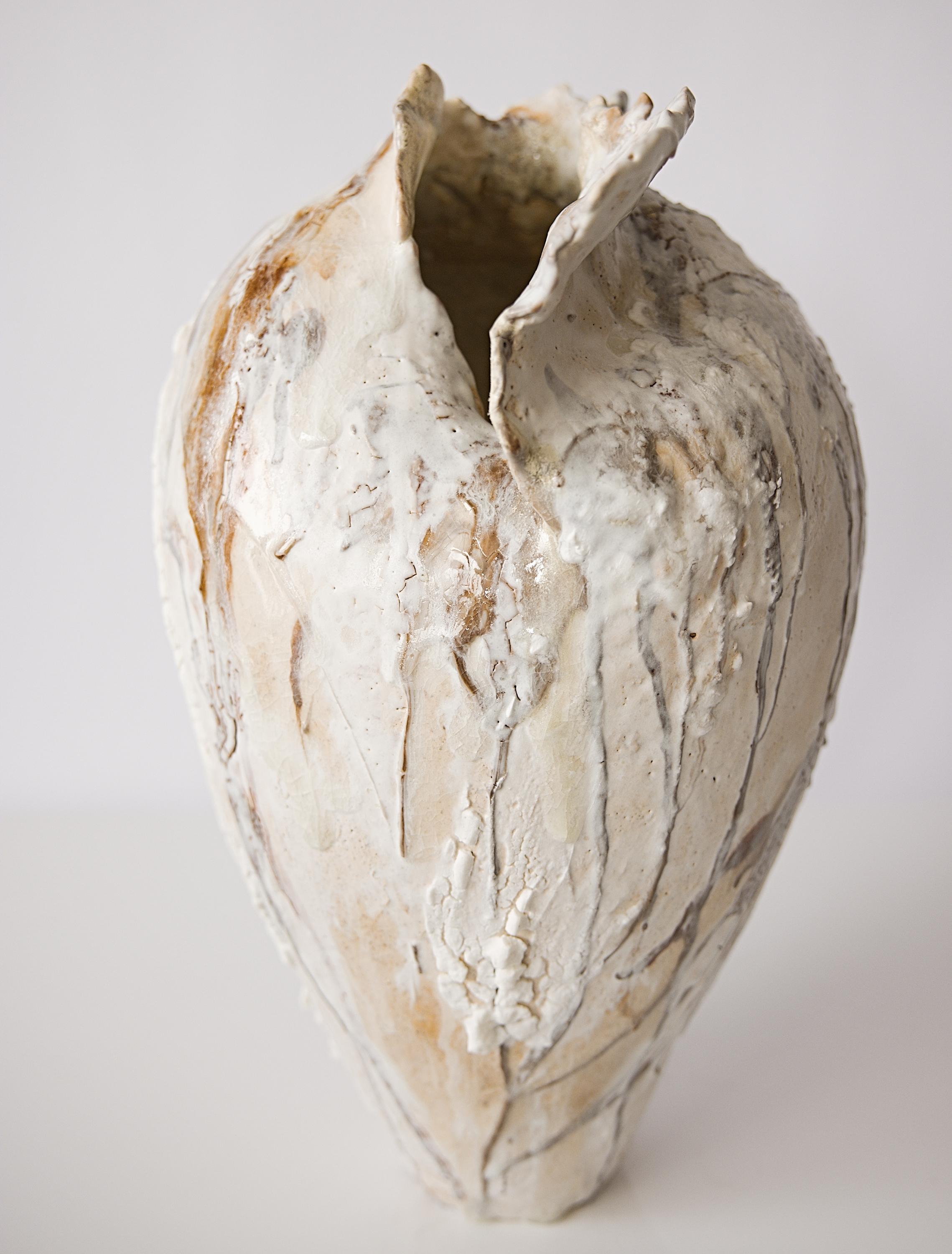 Bemalte Flügel Vase-Mond II (amerikanisch) im Angebot