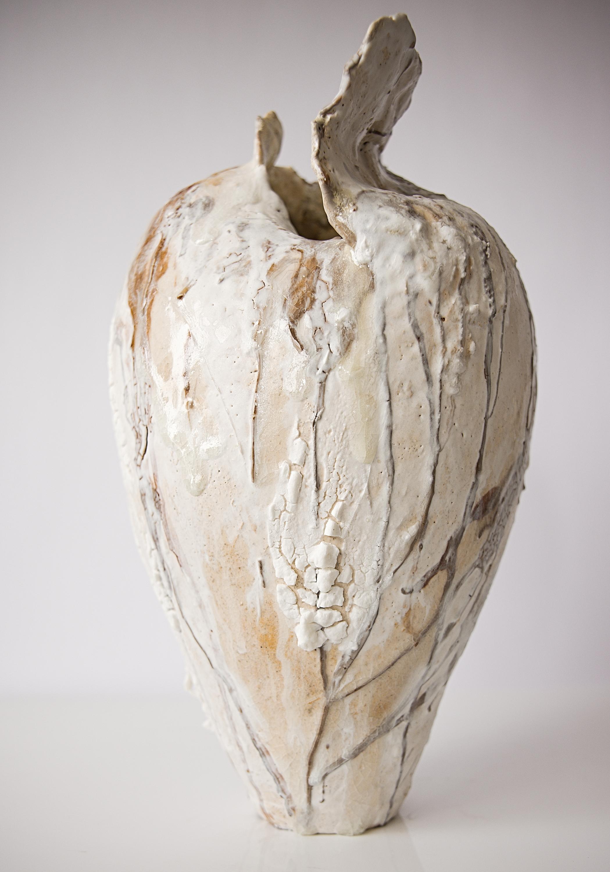 Bemalte Flügel Vase-Mond II (Steingut) im Angebot