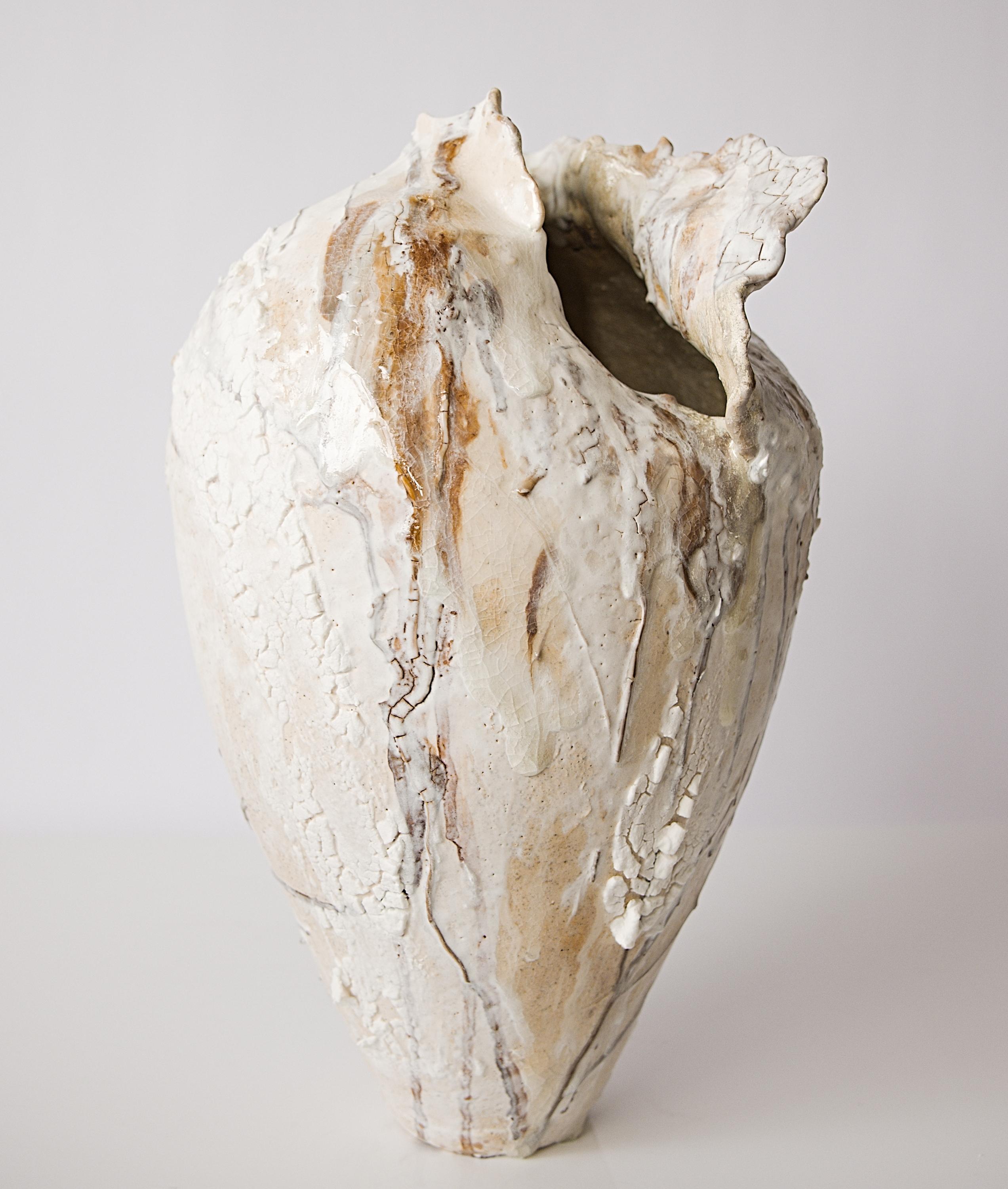 Bemalte Flügel Vase-Mond II im Angebot 1